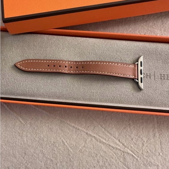 Hermes 41mm tan leather Apple Watch strap - Picture 3 of 3